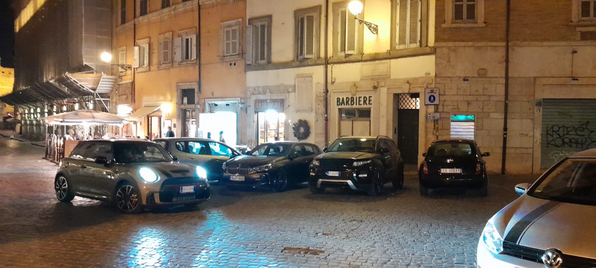 flappa64's tweet photo. @OQuotidianaBlog E togliere le auto dall'area pedonale di Via del Banco di Santo Spirito e ripristinare i paletti parapedonali ormai spariti da mesi!! Ormai terra di nessuno https://t.co/Omu3OmINRb