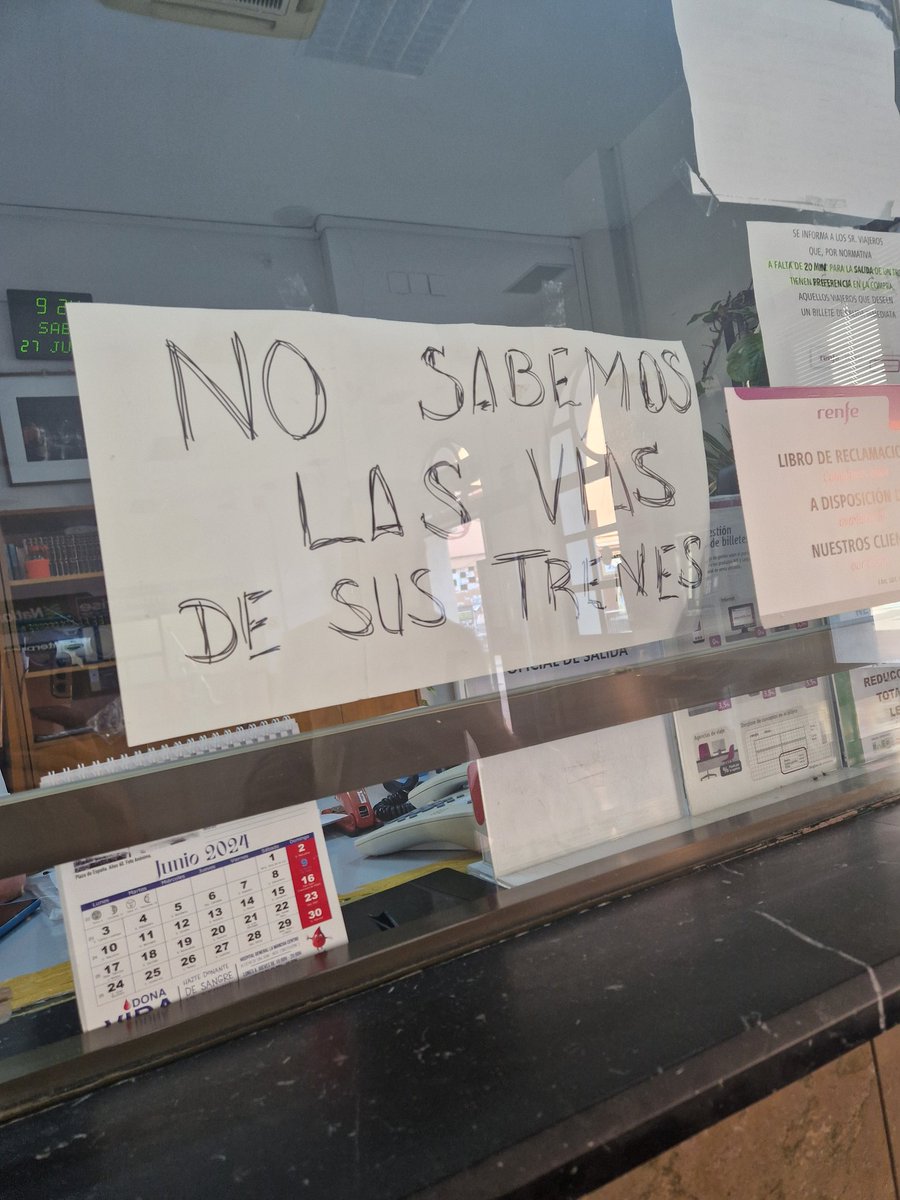 _Maria88's tweet photo. Increible @Renfe 

Estación de Alcázar de San Juan. El personal de la estación no sabe por qué via llegan los trenes y tampoco funcionan las pantallas desde febrero. Pero te mandan este mensaje incluso antes de saber si llevará retraso 🤦🏼‍♀️ https://t.co/e7gm9a2xeK