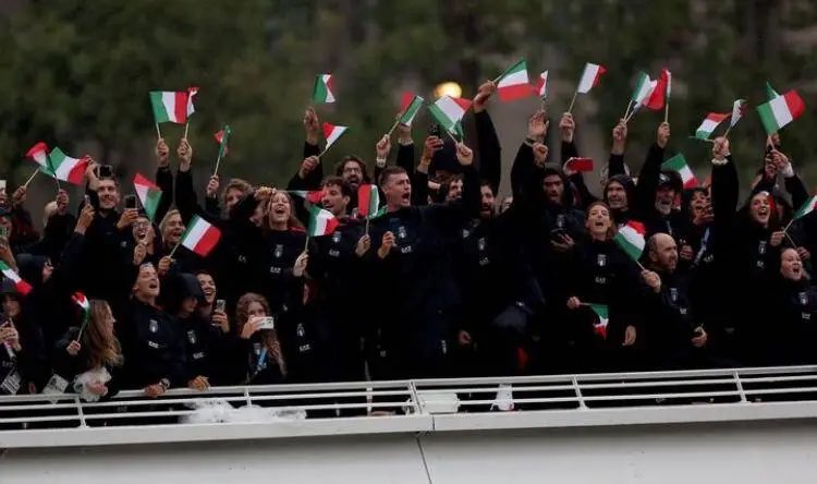 Da Azzurri a Neri è stato un attimo #Italia #olimpiadi2024