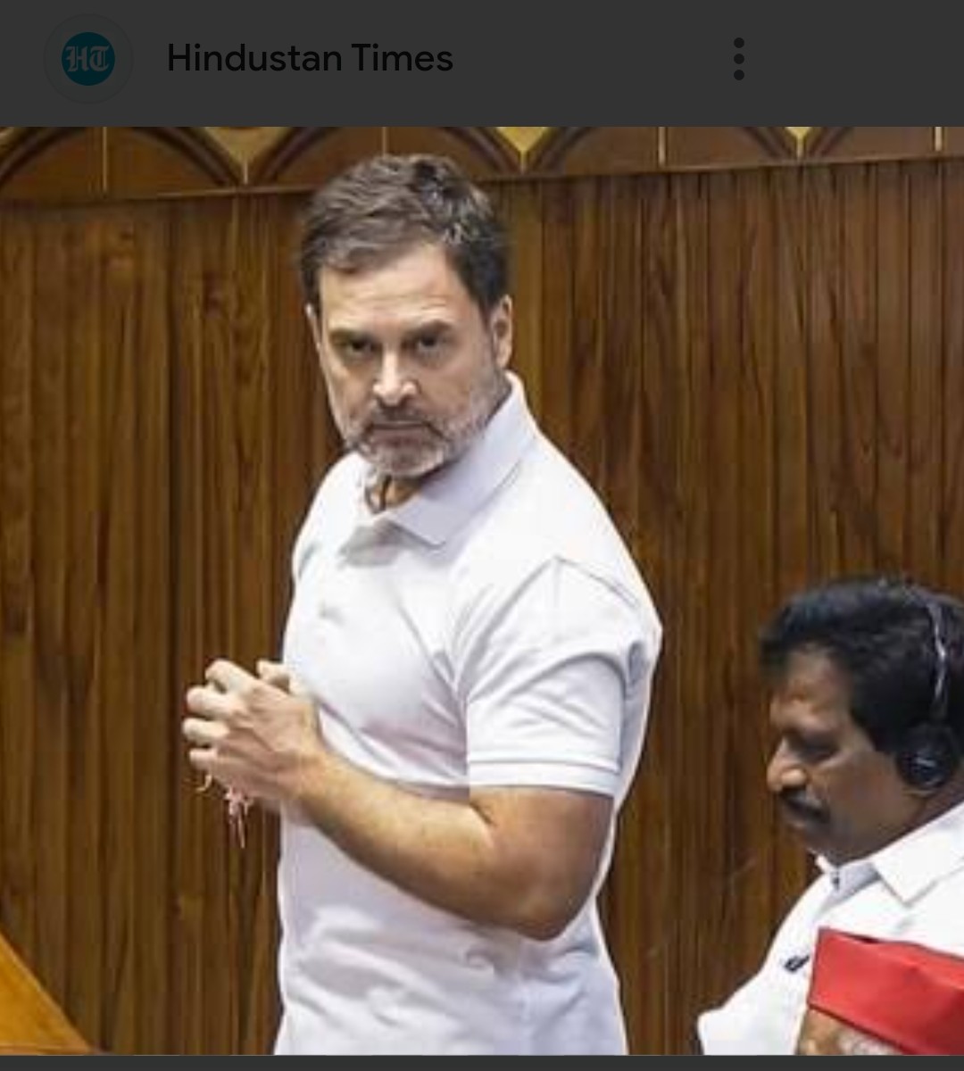 अपनी 54 साल की अधेड़ावस्था को छुपाकर, खुद को लौंडा दिखाने-बताने के लिए, देश की संसद में 18वीं लोकसभा का नेता विपक्ष लगातार टीशर्ट पहन कर आ रहा है और कर क्या रहा है, ये पूरा देश देख रहा है। लेकिन संसद में वो जो कुछ कर रहा है उसे देखते हुए उसकी ड्रेस में दो कमियां बहुत खल रही हैं।