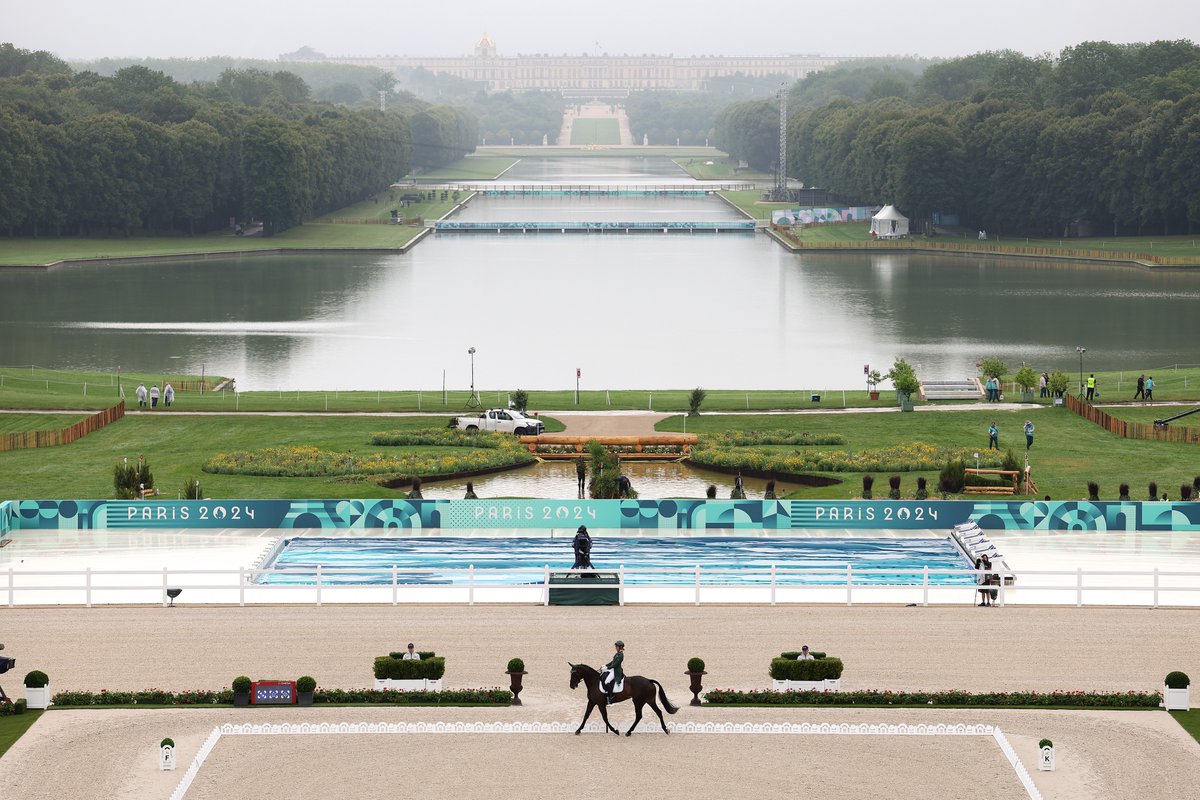 This, madame, is Versailles.
Start of the Eventing Dressage today 🐴

📸 Getty / Mike Hewitt