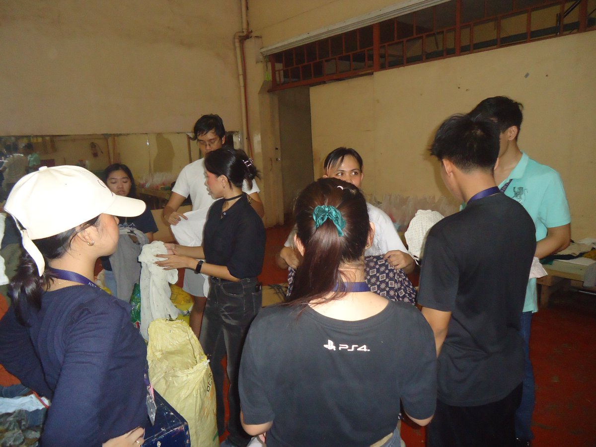 EcoteneoSAMAHAN's tweet photo. 𝐈𝐍 𝐏𝐇𝐎𝐓𝐎𝐒 | Repacking Assistance 🤲

As the Ecoteneo Student Unit's Director participated 𝗗𝗬𝗟𝗖 (Davao Young Leaders Congress), ESU has also provided assistance in repacking relief goods with DYLC to donate for the fire victims in Brgy. 2-A Magallanes Riverside. https://t.co/Btd3E7bUsU