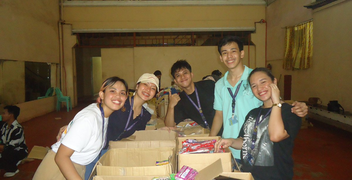 EcoteneoSAMAHAN's tweet photo. ESU will always offer a huge helping hand that is for the people and for our planet! 💚 #TabangayTaTaraNa! 🤝#SAMAHANEcoteneoStudentUnit 🍃 https://t.co/PCpz0jN2X1