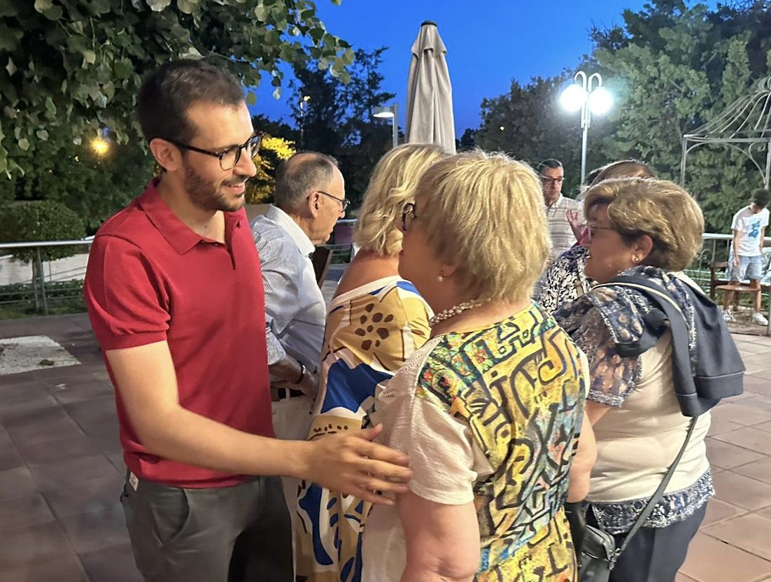 jordicuadras's tweet photo. Com cada any, @Sesoliveres celebra la seva festa! Amb el regidor @quimroca l’hem viscut al costat dels veïns i veïnes. Un plaer!! 🫶🏻 Igualada, barri a barri. https://t.co/GFZqTyZ1Pz