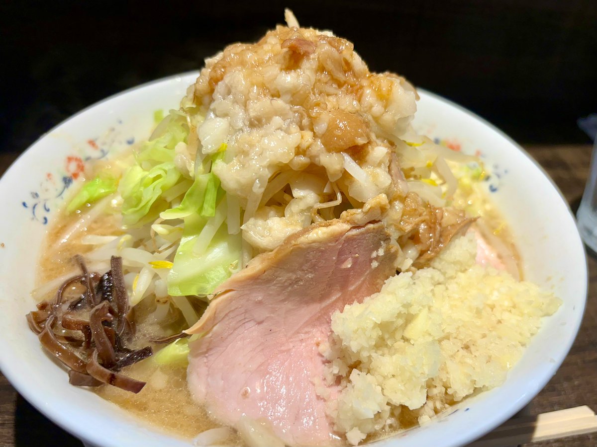 locolocomalon's tweet photo. お昼食べ損なった&amp;明日は完全オフ引きこもり予定ってことで、ここぞとばかりにアブラとニンニクを補給。
先週熱中症であやうく逝きかけたので、いっぱい食べてスタミナつけなきゃ！(言い訳) https://t.co/PBhVlpHrZa