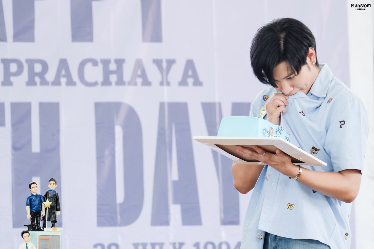 MilkNom505's tweet photo. เมื่อเค้กเลอะเสื้อ เลยชิมไปสักหน่อยอ่ะเนอะ 🎂😜 
Singto 30th Charity Birthday 
#SingtoBDayCharity2024
#SingtoPrachaya https://t.co/xjXGmaUSkv
