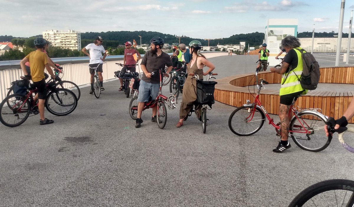 Pour son 7ème acte, ce vendredi 26 juillet, la #MasseCritique #Bordeaux 🚲 a investi le #PontSimoneVeil pour demander l'installation d'une séparation physique entre les voies de bus et la voie cyclable du pont !
Comme toujours, nous étions présents avec <a href="/MassCriticBdx/">Masse Critique Bordeaux</a> ! 🤗