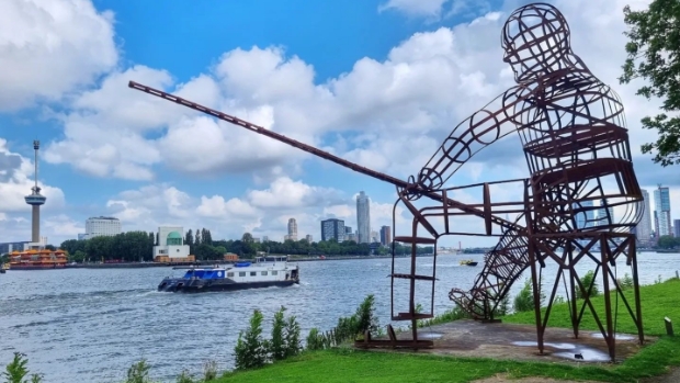 Nog altijd wacht de visser aan de Maas tot zijn dobber ondergaat -  dehavenloods.nl/l/54010