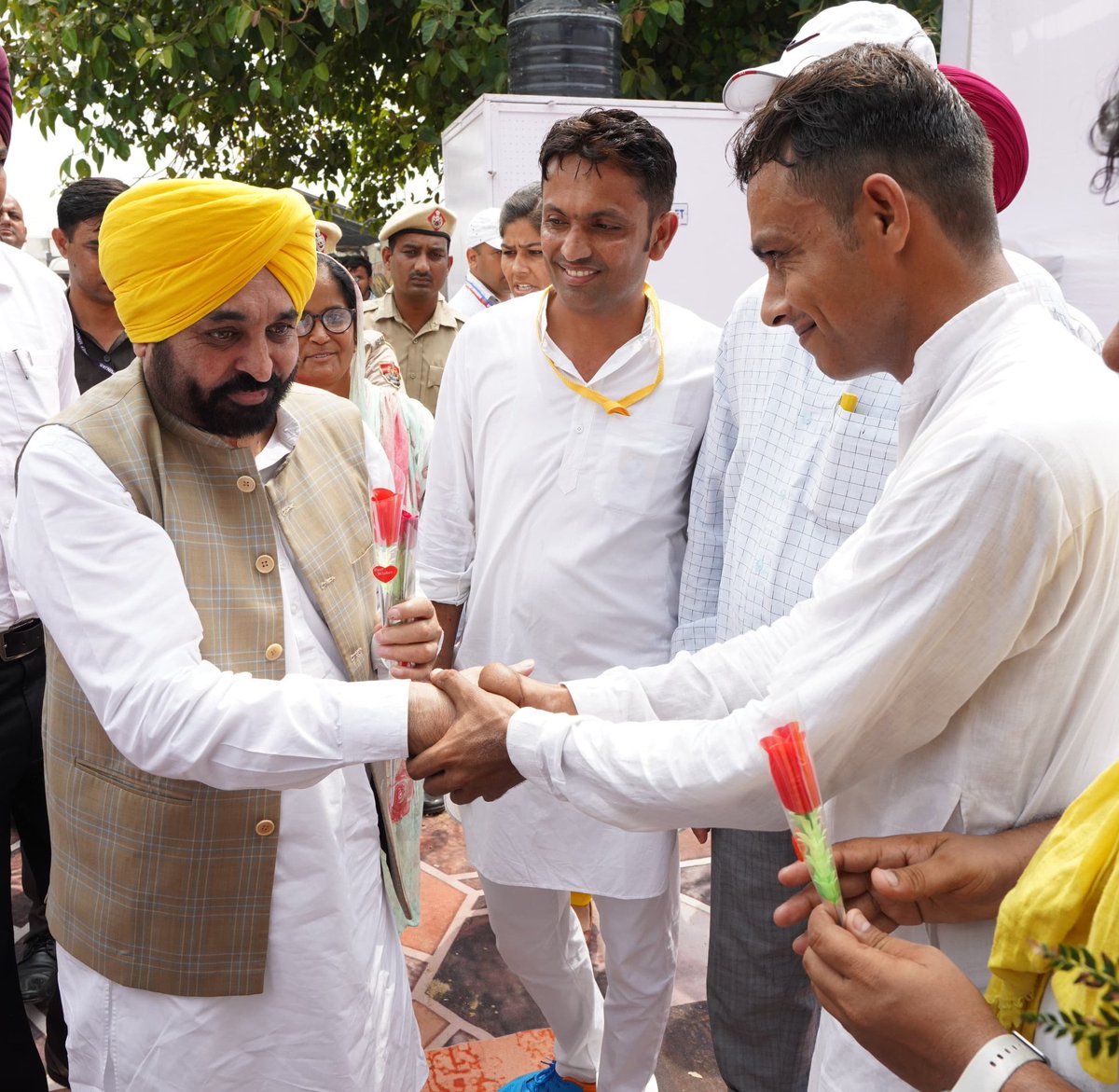 VanditMoun's tweet photo. कल बरवाला मे पंजाब के मुख्यमंत्री सरदार @BhagwantMann जी से मुलाक़ात हुई 
 
 #Gold https://t.co/8tCcjEFIUG