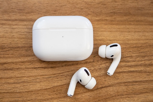 Codesmith99's tweet image. 🎧✨ Dive into the journey of Apple EarPods in &quot;The Evolution of Wireless Audio.&quot; From first-gen to now, see how Apple changed the game! 🚀🍏

Check it out now: codecraft99.blogspot.com/2024/07/apple-…

 #WirelessAudio #AppleEarPods