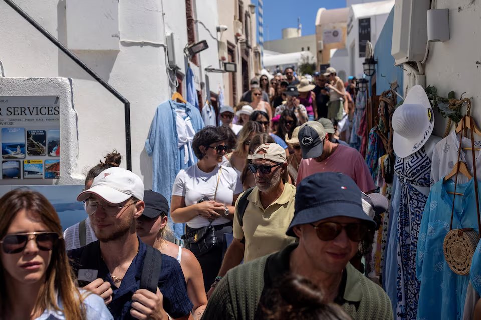 MarioNawfal's tweet image. 🇬🇷SANTORINI OVERWHELMED BY MASS TOURISM, LOCALS CALL FOR VISITOR LIMITS

Tourists arrive by dinghies, coaches, and even donkeys, crowding the island&apos;s narrow streets and cliffside spots to capture the sunset.

This influx has strained the island&apos;s infrastructure and driven up…