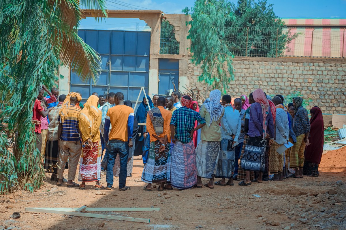 gredosom's tweet photo. 🌿@gredosom, under the #BRCiSIII project, conducted a successful refresher training in #Baidoa on ecosystem restoration and integrated water management. The training included a practical demonstration of using A-frames on slopes, which is essential for effective land management. Thanks to @UKinSomalia, this is part of ongoing training sessions for host communities, aiming to promote sustainable practices and foster a resilient and healthy ecosystem. #EcosystemRestoration #WaterManagement #GREDO #Baidoa #SustainablePractices #BRCiSIII