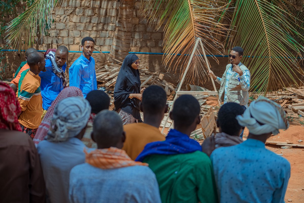 gredosom's tweet photo. 🌿@gredosom, under the #BRCiSIII project, conducted a successful refresher training in #Baidoa on ecosystem restoration and integrated water management. The training included a practical demonstration of using A-frames on slopes, which is essential for effective land management. Thanks to @UKinSomalia, this is part of ongoing training sessions for host communities, aiming to promote sustainable practices and foster a resilient and healthy ecosystem. #EcosystemRestoration #WaterManagement #GREDO #Baidoa #SustainablePractices #BRCiSIII
