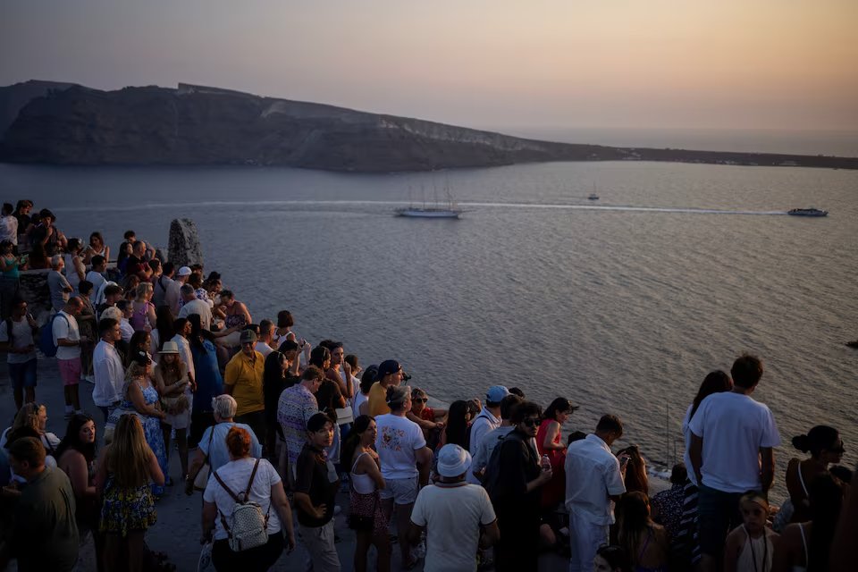 MarioNawfal's tweet image. 🇬🇷SANTORINI OVERWHELMED BY MASS TOURISM, LOCALS CALL FOR VISITOR LIMITS

Tourists arrive by dinghies, coaches, and even donkeys, crowding the island&apos;s narrow streets and cliffside spots to capture the sunset.

This influx has strained the island&apos;s infrastructure and driven up…