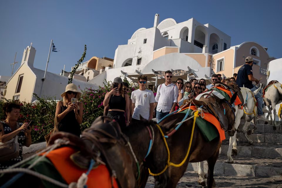 MarioNawfal's tweet image. 🇬🇷SANTORINI OVERWHELMED BY MASS TOURISM, LOCALS CALL FOR VISITOR LIMITS

Tourists arrive by dinghies, coaches, and even donkeys, crowding the island&apos;s narrow streets and cliffside spots to capture the sunset.

This influx has strained the island&apos;s infrastructure and driven up…