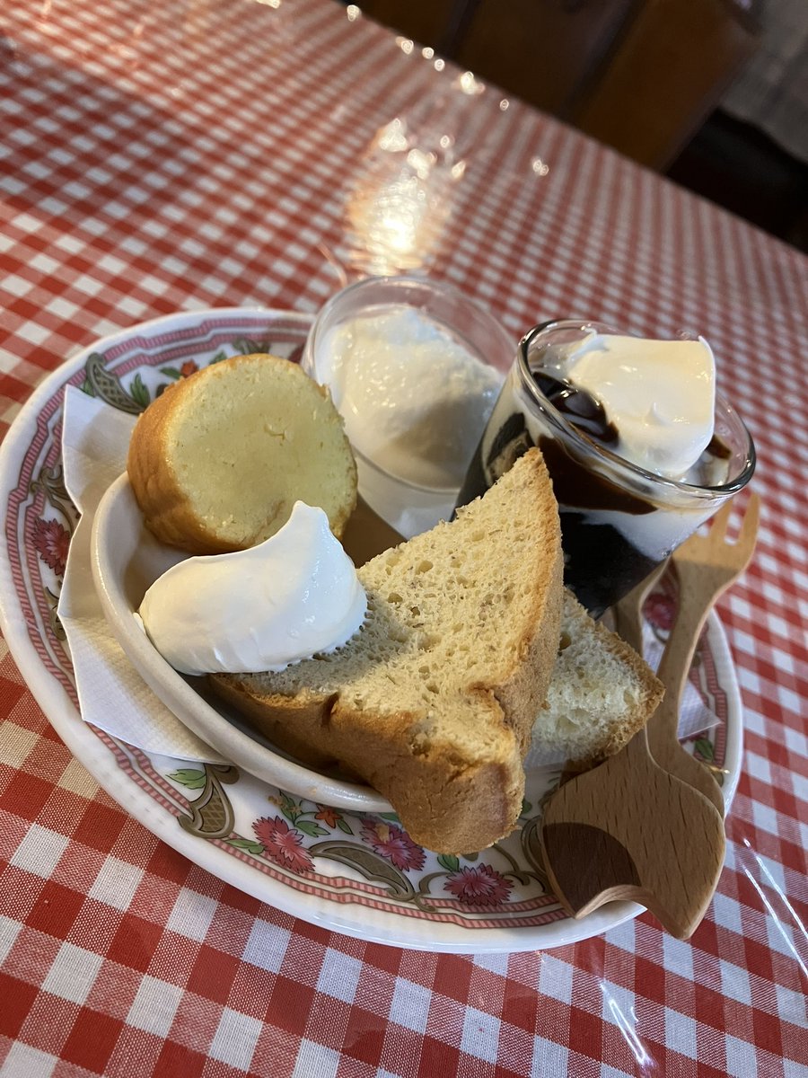 hogushisuto_m's tweet photo. 久しぶりのドイツコーヒー夢🇩🇪

野戦も美味しかったし、
今日のデザートは、
＊ミルクジェラート
＊ゆずとはちみつのロールケーキ
＊コーヒーゼリー
＊バナナシフォンケーキ
と、豪華ラインナップ✨

そしていつものモカデアバ（チョコレートのコーヒー）☕️

楽しい時間はあっという間にすぎます😌 https://t.co/rsvFBev55D