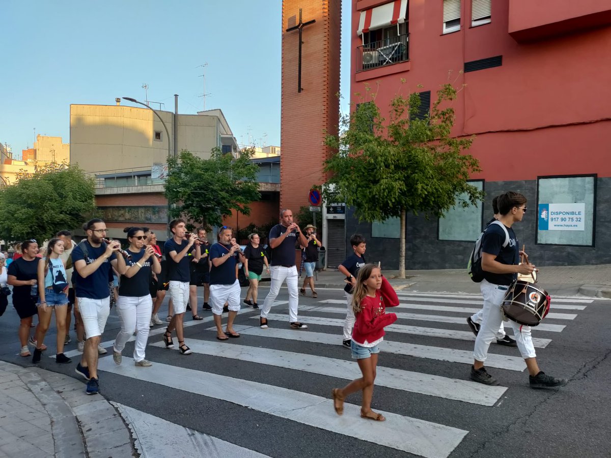 capgrossos's tweet photo. 🥁Avui amb els nostres músics hem participat de Les Matinades de Les Santes.

Hem sortit a les 7:00 des de la plaça Antonio Machado i hem arribat a les 9:00 a Santa Maria.

Hem fet una parada a l’Esplanada, entre d’altres, per recuperar forces💪🏼! https://t.co/6YILXYeOsW