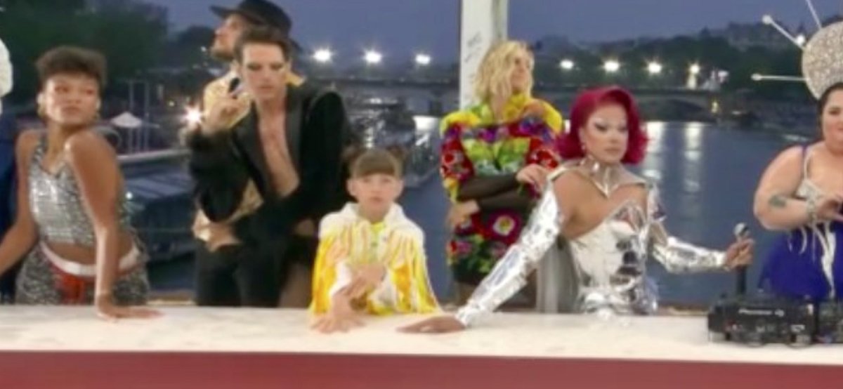 LLP_Le_Vrai's tweet photo. La question n'est pas "Que fait cet enfant dans cette scène queer hyper sexualisée", la question est "Qui sont ses parents pour déposer plainte contre eux" ! https://t.co/pYypi71BEf