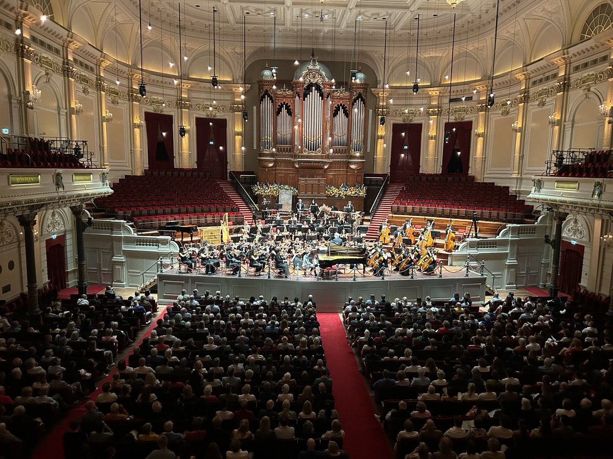 TC_AmsterdamBK's tweet photo. 🇹🇷🇳🇱 Dostluk Antlaşmasının 💯. yılında Türkiye Gençlik Filarmoni Orkestrası @TUGFO @Concertgebouw’da konser verdi. Şef Cem Mansur’un yönetiminde yetenekli genç müzisyenlerimizin başarılı performansı izleyiciler tarafından birçok defa ayakta alkışlandı.

#NLTR100

@TC_LaheyBE https://t.co/yZjhyTjfax