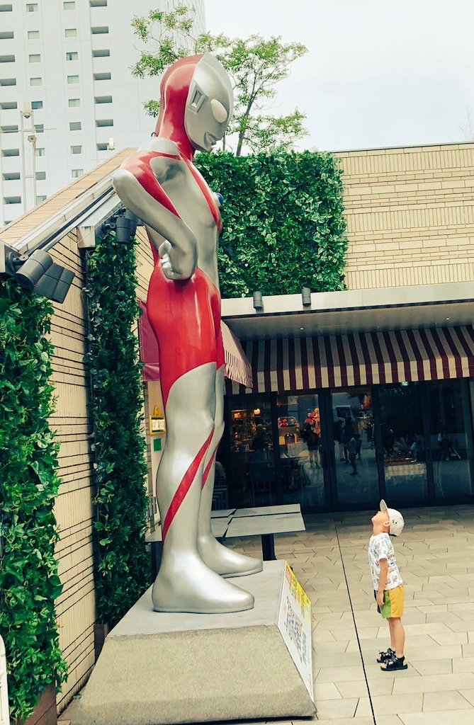先日、毎年恒例のウルサマに行ってきました⭐️
弟「僕は怪獣に会いにきたんじゃない！ウルトラマンに会いにきたの！！」と怪獣展示スペースを泣き叫びながら通過していきました…
姉は父と全てを満喫したようです👍