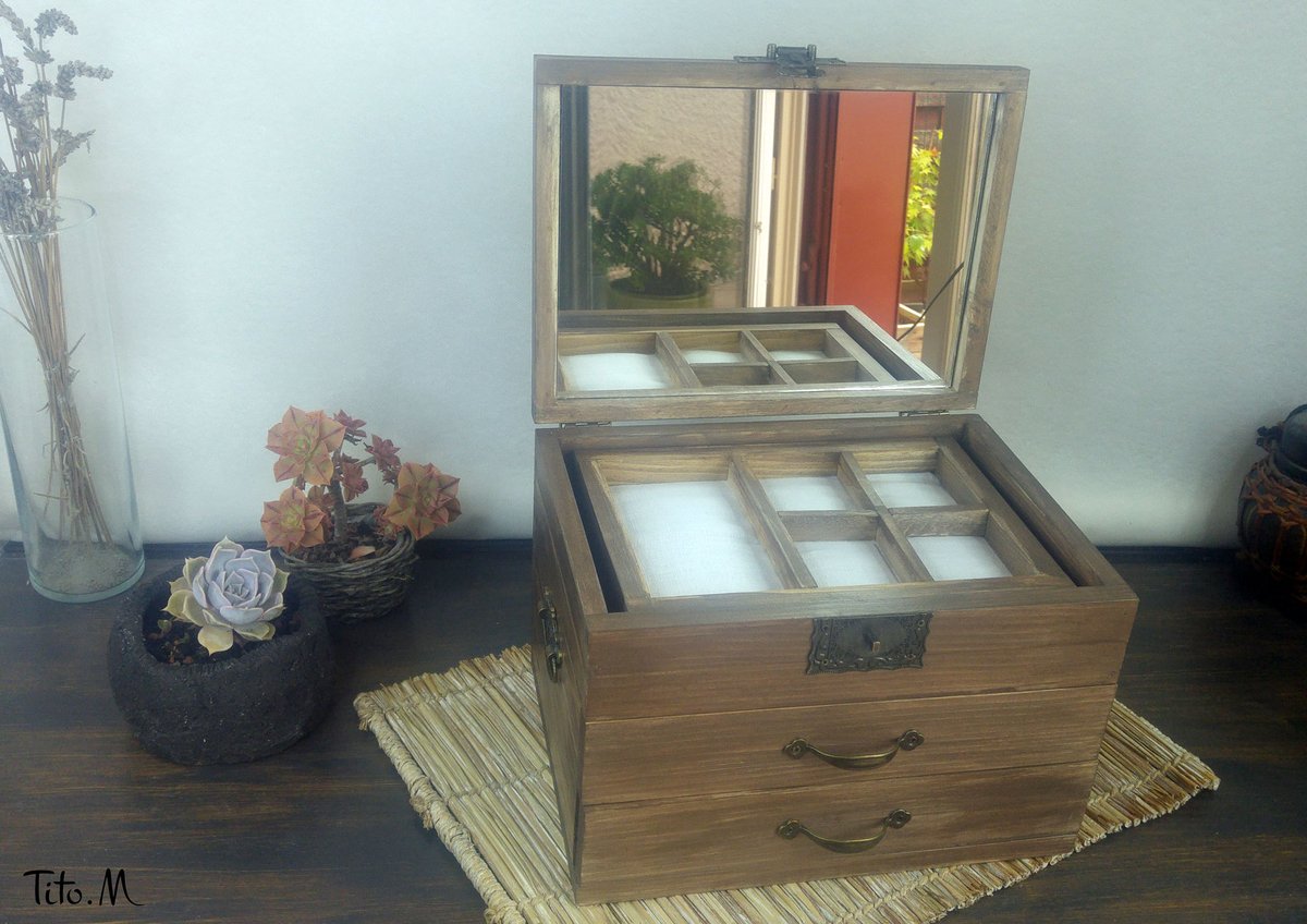 TitoMDeco's tweet photo. Parce que les commandes se suivent et se ressemblent (en "lot", jamais compris pour quoi... 🙂 )

Coffret Sarah, teinté "Cèdre argenté", habillage intérieur en lin blanc

#boiteabijoux #coffretbijoux #coffretenbois #boisfrancais #Madein95 #creationbyTitoM #tasseaux  #zerocolle https://t.co/zVargiheUG