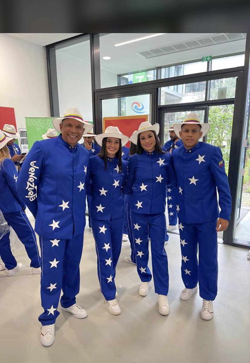 Yoveinny1's tweet photo. Todavía no he despertado del sueño de poder estar en una ceremonia inaugural con el uniforme de 🇻🇪 me reencontré con esa niña  que soñó en grande, pensé en mi familia, en las horas de entrenamiento, en el sacrificio para poder llegar aquí. Hoy puedo decir que ha valido la pena y https://t.co/fvINnbE2D4