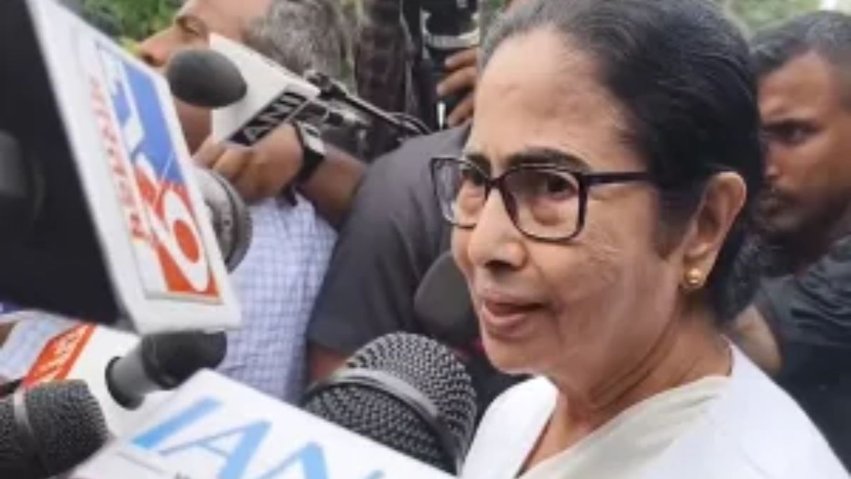 Bharat24Liv's tweet image. नीति आयोग की बैठक से बाहर निकलीं ममता बनर्जी, कहा- माइक म्यूट, 5 मिनट से ज्यादा बोलने की इजाजत नहीं
#Nitiaayogmeeting #NITIayog #MamataBanerjee #TMC 

bharat24live.com/mamata-banerje…