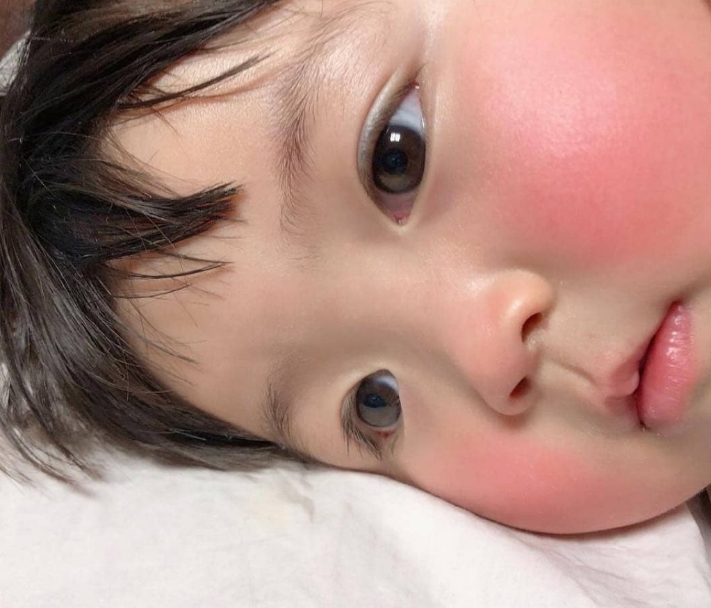 beyaz tenlisindir, üşümüşsündür.. utanmışsındır.. sevinmişsindir.. sinirlenmişsindir.. güneşe çıkmışsındır..