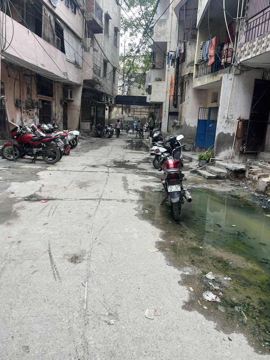 Rahul_kumarsing's tweet image. Since last 10 days the drain in Sharda Puri Lamba Store lane is blocked and dirty water is flowing out and everybody has complained but no one is listening to them @DelhiJalBoard 
@SBM_MCD @AAPDelhi @Puneetrai_aap