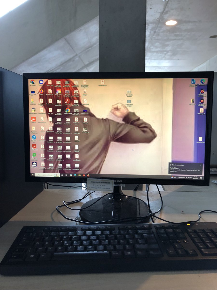 je pense à hier qd jsuis rentrée dans un conservatoire au hasard pour leur demander si je pouvais charger mon tel quelque part et qu’ils m’ont redirigé vers cet ordi