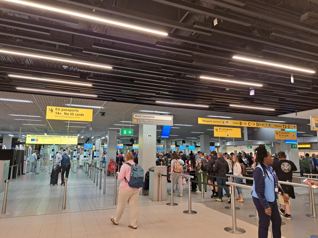 wheeler_pippa's tweet photo. @nialloconghaile 20-30 minutes queue time at Amsterdam airport for non-🇪🇺. 
EU citizens slip through the automated passport control. https://t.co/wxSBh2hmzF