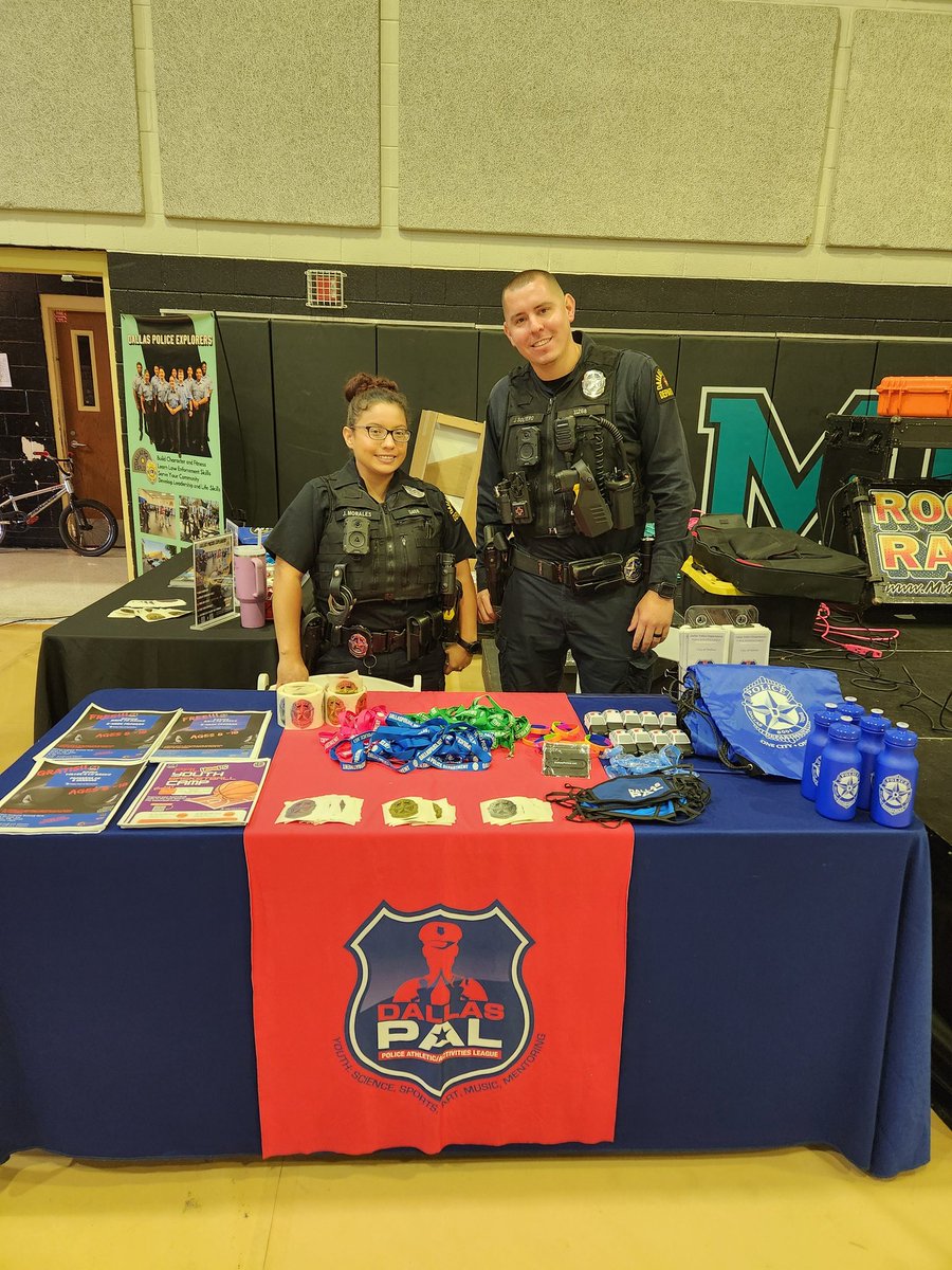 Explorer Advisor Officer Vela and PAL Officers Morales and Soltero are at Molina High School informing the community about what the Dallas Police Department has to offer to our youth! 👮‍♂️ 🥊 <a href="/MolinaHigh/">Moises E. Molina High School</a> <a href="/DallasPAL/">Dallas PAL</a> <a href="/DPDJRExplorers/">Junior Explorers</a> #SeevingTheCommunity #Unidos <a href="/DPDUnidos/">DPDUnidos</a>