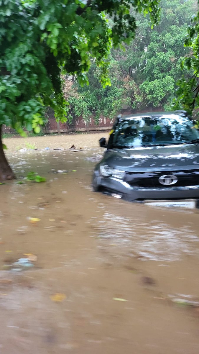 myinvestmint's tweet photo. @DC_Gurugram @DEEPAKKAHUJA @MunCorpGurugram  @rwasushantlok2  See the pathetic situation of E block sushant lok 2 sector 56 Gurgaon, where a flood like situation is created by just 15 minutes of rain. No planning. No one cares. This is millenium city.? https://t.co/EgFXbzy7IN