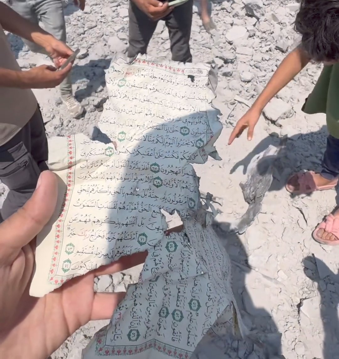 العثور على ورقة من القرأن العظيم معلقة على شظايا صار/وخ في غز..ة .

سورة المؤمنون من الآية ٥٠ إلى الآية ٧٣