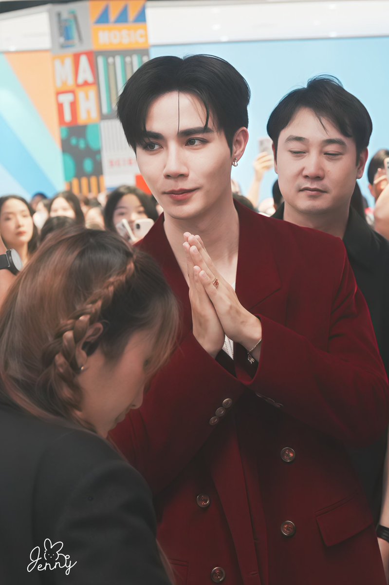 jennyyy313's tweet photo. 比昨天更帅的是今天的噗噗🥹
@zee_pruk #ZeePruk 
 #RobinsonLifestylexZeepruk https://t.co/lfkfUAEacu