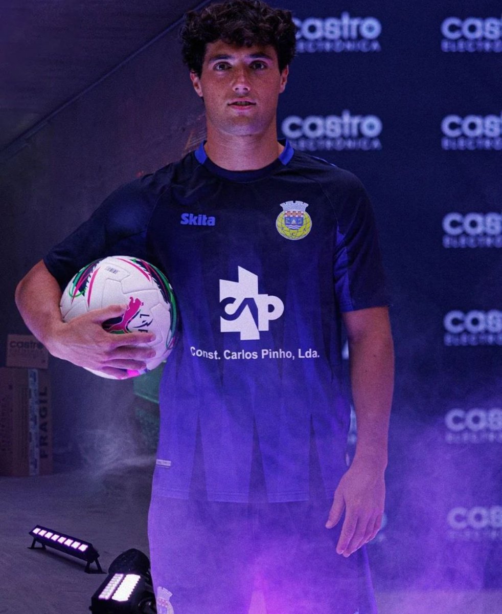 RadioTaronja_'s tweet image. #ExVCF
ℹ️ PABLO GOZÁLBEZ y JASON, modelos para las nuevas equipaciones del Arouca para esta temporada.