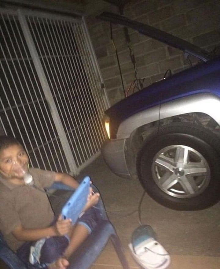 Esta foto es de el año 2019, un niño con su nebulizador conectado a la bateria de carro, ¿porqué? Por el apagon nacional.

Y asi tienen el cinismo los chavista de decir que volveria a votar por Maduro porque "La situación esta mejorando".

Ni perdon, ni olvido.