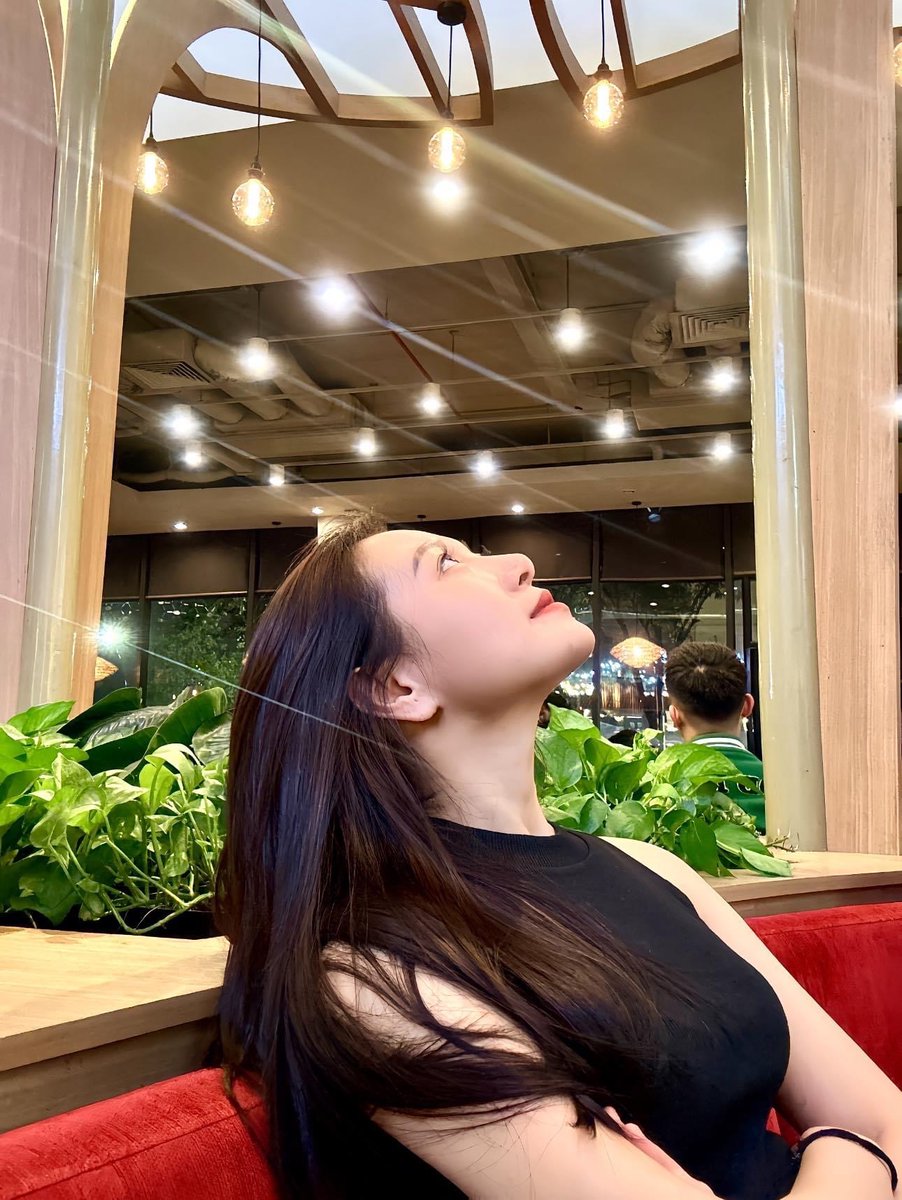 Hướng nội,
Nhưng mà nói nhiều …