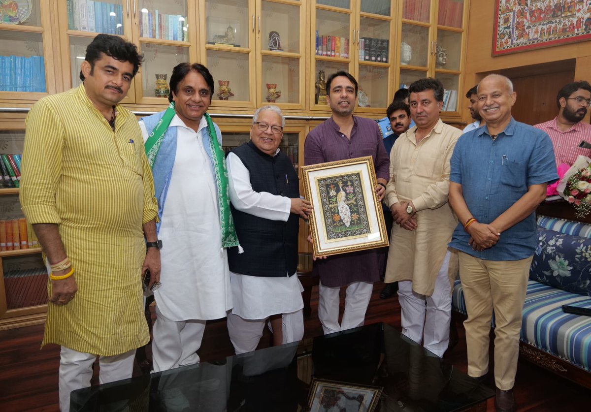 Office_ChJayant's tweet photo. माननीय केंद्रीय राज्य मंत्री (स्वतंत्र प्रभार) चौधरी जयन्त सिंह जी ने राजस्थान के आदरणीय राज्यपाल श्री कालराज मिश्रा जी से शिष्टाचार भेंट की।  

@KalrajMishra
@jayantrld
@MalookNagar_MP
@drsubhashg
@MSDESkillIndia

#ChaudharyJayantSingh #Rajasthan https://t.co/fVWXhYenIb