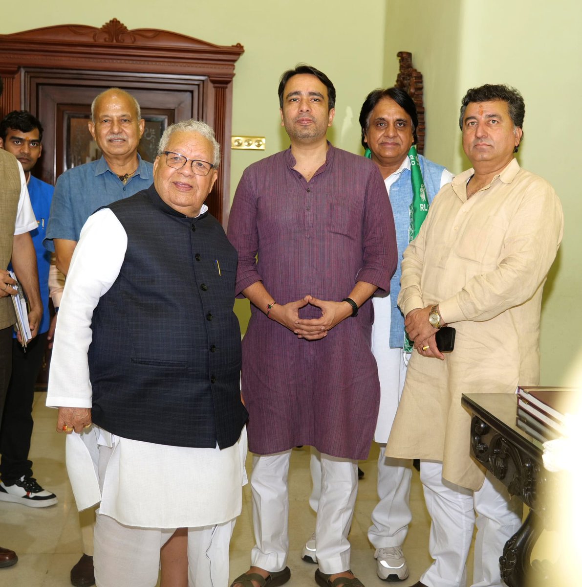 Office_ChJayant's tweet photo. माननीय केंद्रीय राज्य मंत्री (स्वतंत्र प्रभार) चौधरी जयन्त सिंह जी ने राजस्थान के आदरणीय राज्यपाल श्री कालराज मिश्रा जी से शिष्टाचार भेंट की।  

@KalrajMishra
@jayantrld
@MalookNagar_MP
@drsubhashg
@MSDESkillIndia

#ChaudharyJayantSingh #Rajasthan https://t.co/fVWXhYenIb
