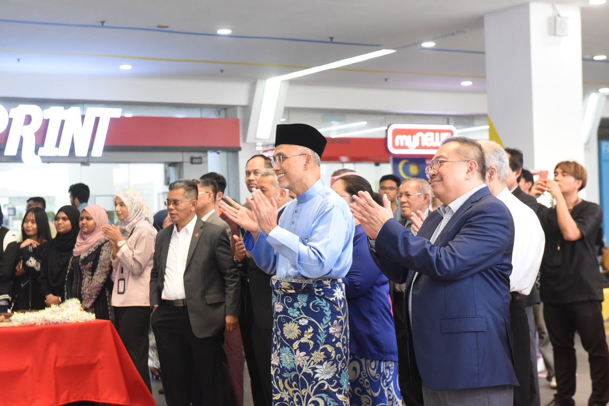 MohdShukriYajid's tweet photo. Amazing celebration with our #MSUrians frm the Maldives. Delighted to join them in celebrating their special Independence Day. I love the colours of unity and variety they brought to the culture, embedded in the cultural appreciation on @MSUMalaysia campus. @MSUGlobalAffair https://t.co/bcYveYrOBq