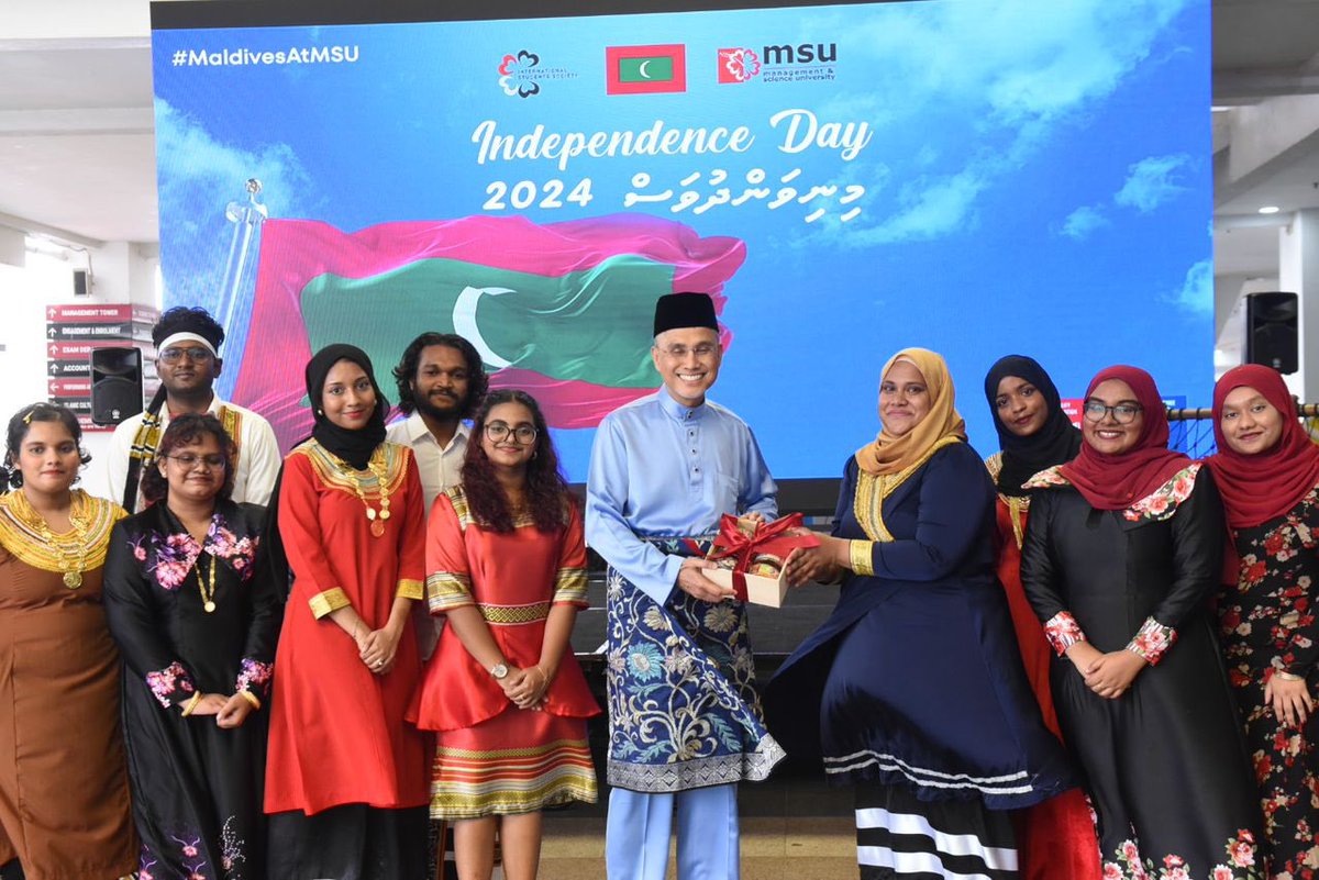 MohdShukriYajid's tweet photo. Amazing celebration with our #MSUrians frm the Maldives. Delighted to join them in celebrating their special Independence Day. I love the colours of unity and variety they brought to the culture, embedded in the cultural appreciation on @MSUMalaysia campus. @MSUGlobalAffair https://t.co/bcYveYrOBq