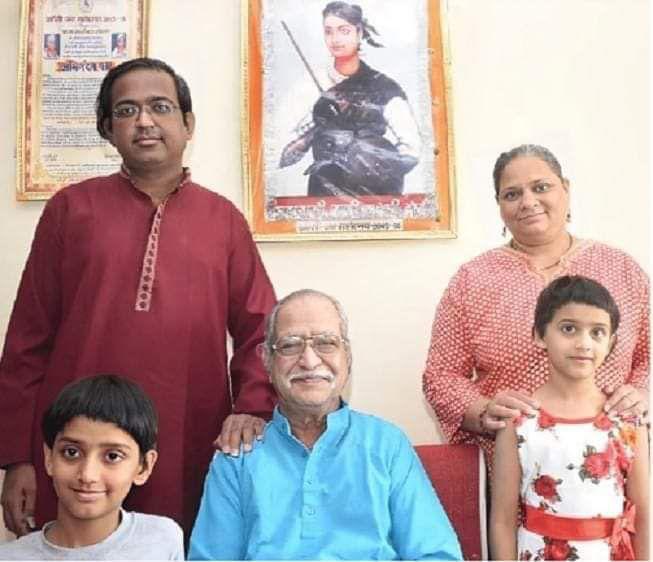 KreatelyMedia's tweet image. Amazing details of lost history

The image of the Rani Laxmi Bai riding a horse with her 8-year-old son Damador Rao tied on her back with a cloth battling Britishers is sketched in everyone’s mind.

Sadly, after Independence no government ever tried to seek an answer to the…