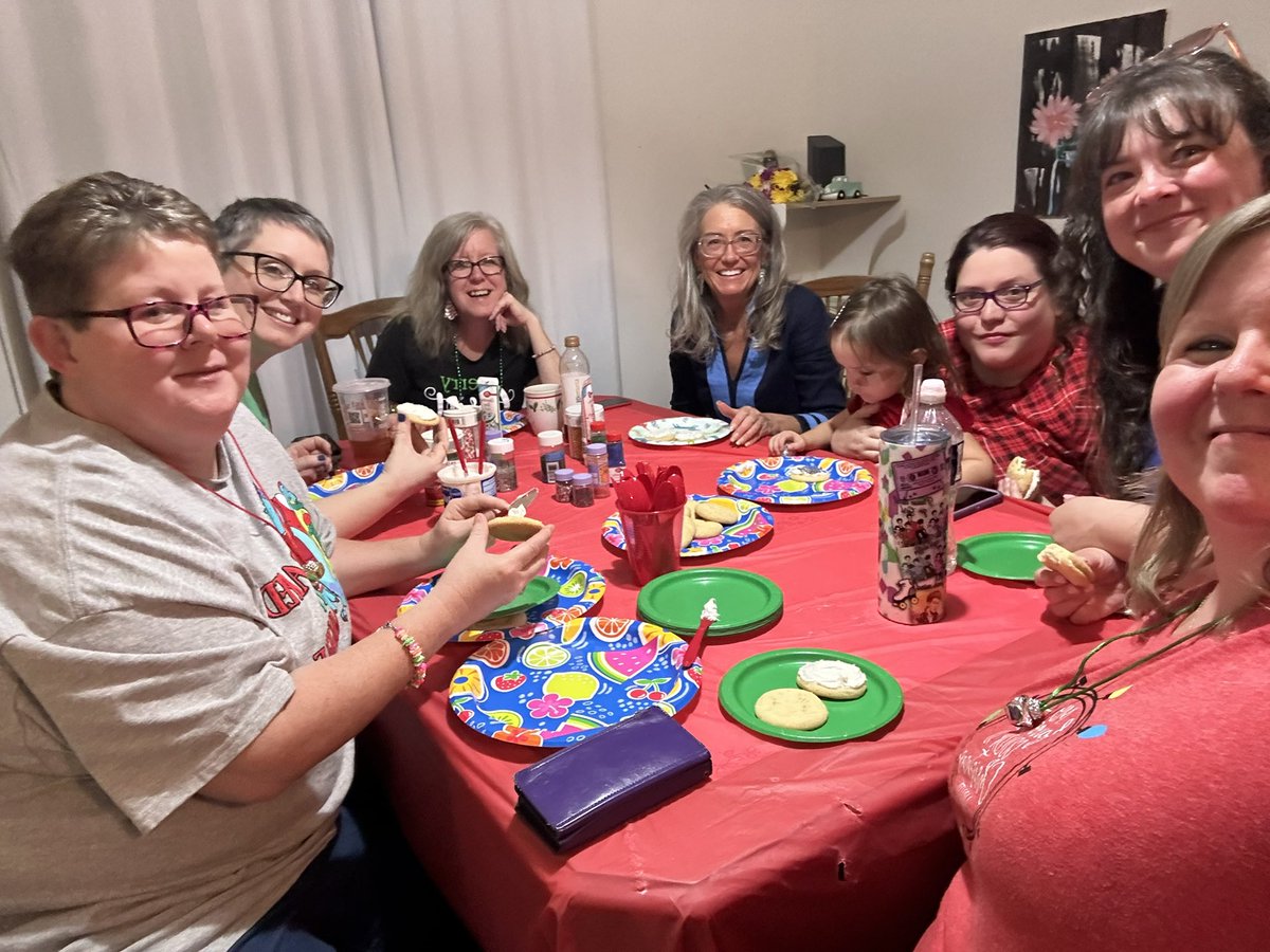TissyTarnoon's tweet photo. Cookie decorating &amp; ornament coloring #ChristmasInJuly 💕 https://t.co/wIrIpn5vAs