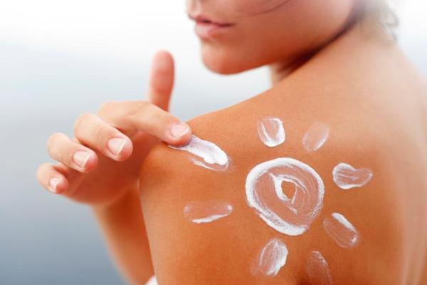 MasanteMavie's tweet photo. https://t.co/Rgac9iTgNw 
des influenceurs (e) contre l’utilisation de la crème solaire à travers des hashtags comme #anticrèmesolaire et #antisunscreen. d'aprés eux, la crème solaire obstrue les pores et l'exposition à des produits chimiques avant le soleil est préjudiciable. https://t.co/gd2dZoOTGy