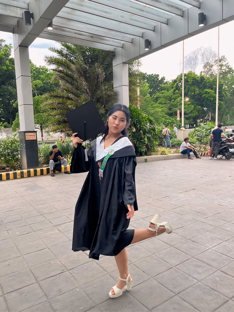 potatofacey's tweet photo. univ gurl no more https://t.co/J8XFcXvE0m