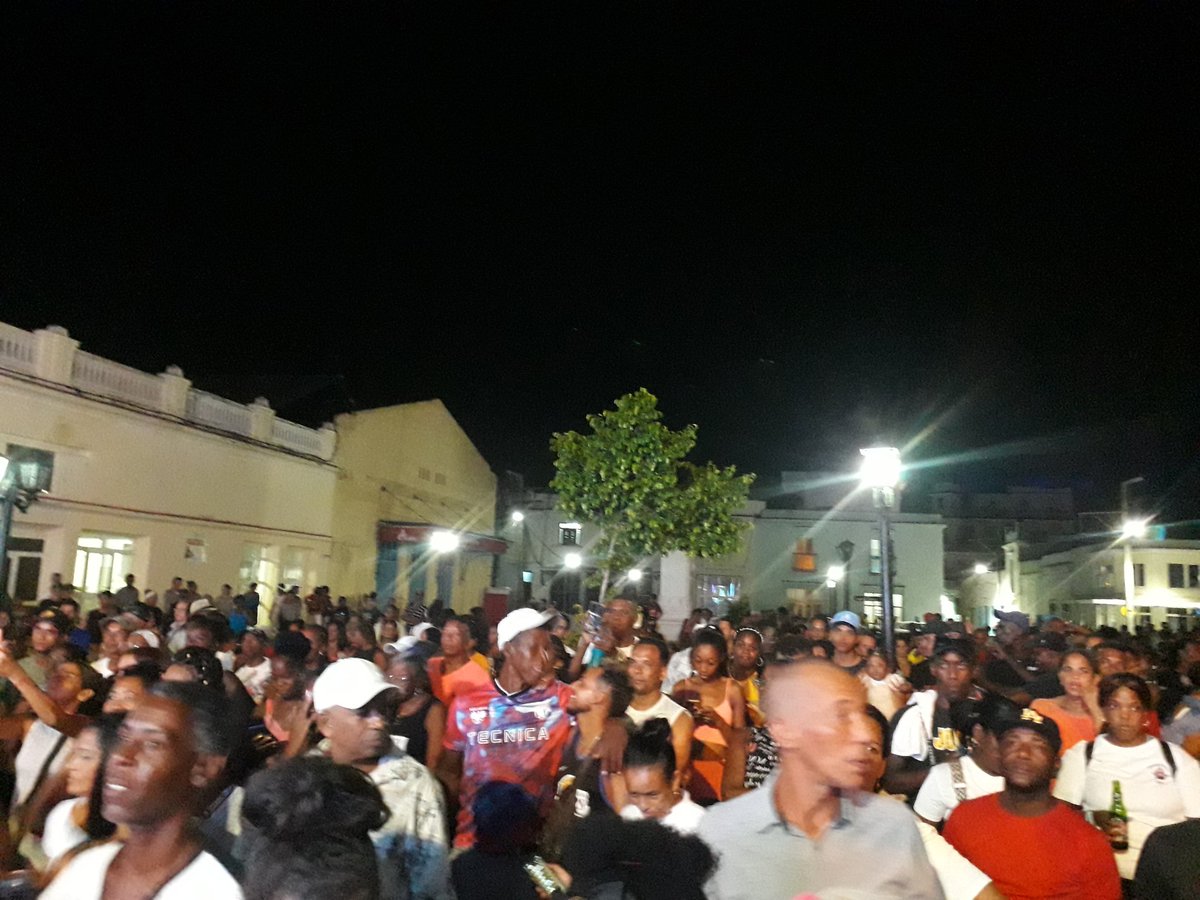Celebrando #LaHistoriaPorAsalto a capacidad llena en nuestra plaza Adolfo del Castillo. 
#CubaEnModoVictoria 
<a href="/gobhabana/">Gobierno La Habana</a> <a href="/IzquierdoAlons1/">Livan Izquierdo Alonso</a> <a href="/mora_aly/">Aly Martinez Mora</a> <a href="/PartidoPCC/">Partido Comunista de Cuba</a> <a href="/PresidentaGbcoa/">PresidentaamppGuanabacoa</a>