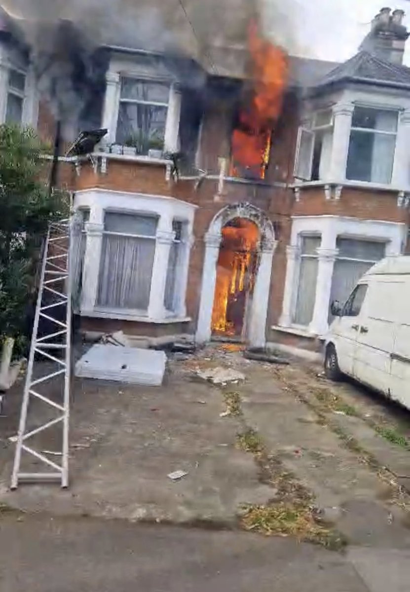 LondonFire's tweet photo. Ten people, including a baby, were lucky to escape from an e-bike fire which tore through an #Ilford house yesterday. Trapped on the first floor, a quick-thinking passer-by helped bring several to safety before our arrival.

Read more: https://t.co/Ey0dmiKNB6

#ChargeSafe⚡️ https://t.co/UPvSdPIVKL