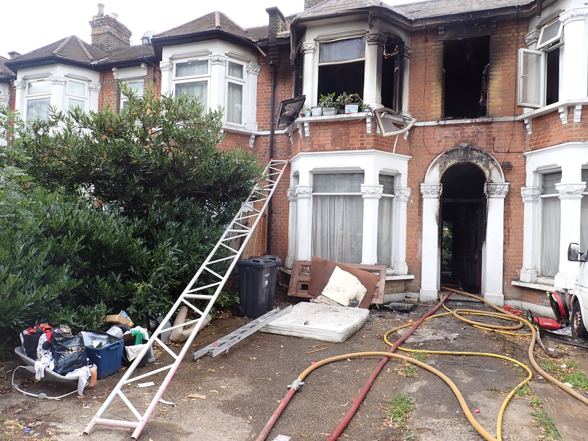Ten people, including a baby, were lucky to escape from an e-bike fire which tore through an #Ilford house yesterday. Trapped on the first floor, a quick-thinking passer-by helped bring several to safety before our arrival.

Read more: london-fire.gov.uk/incidents/2024…

#ChargeSafe⚡️