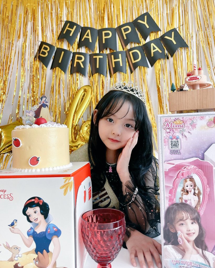 bibblediary's tweet image. ㅤㅤ
ㅤㅤ
" Aku siap! um? hadiah apa? daddy pandai menggoda teman temanku ya! 😏 Wajah daddy jangan begitu teman temanku takut nanti , e-eh ga takut sih cuma kesel sedikit 🤨 "  ucapnya mendekat ke arah meja dan kue yang di siapkan , AKU SIAAAPP 

ㅤㅤㅤㅤ